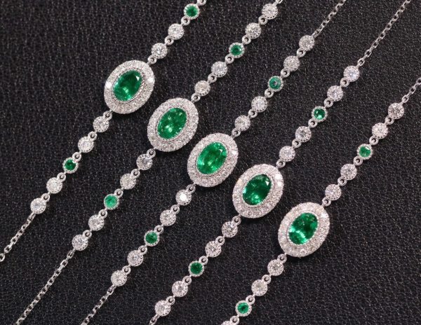 e3d38e9f-f87a-4a5e-9dcd-6aa62ecaf0d6.jpg Natural Wood Color Emerald Bracelet